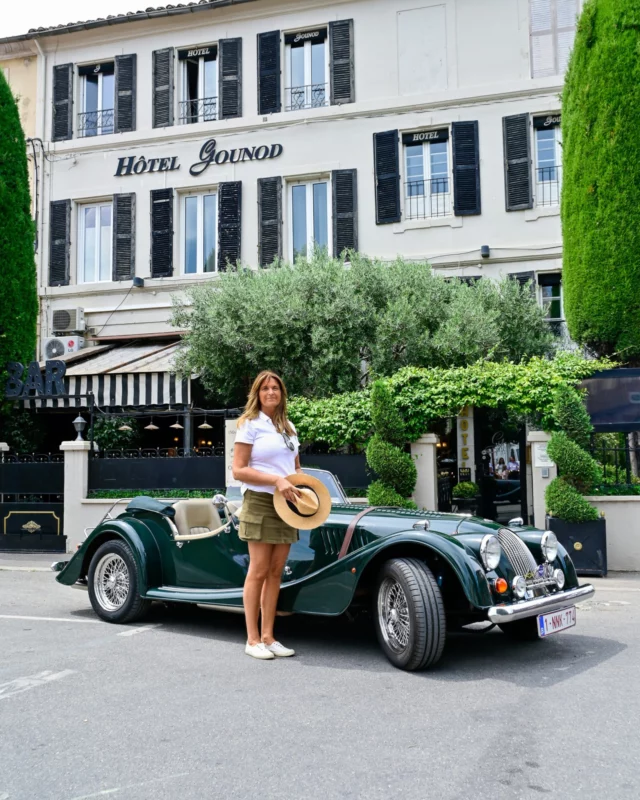 Une voiture de rêve ✨️devant le Gounod avec des clients de rêve… 💚🙏🌙 Le plaisir des belles rencontres est sans limite ! Merci à eux ! 
-
🇬🇧 A dream car ✨️ in front of the Gounod with dream customers… 💚🙏🌙 The pleasure of beautiful encounters is limitless! Thanks to them!
-
-
Photos 📸 @thierryteisseire | CM : @capsule_agence 
-
-
#Morganmotors #Hotelgounod #BratSummer #HoteldeCharme #SaintremyDeProvence #Gounod #LesBellesDecouvertes #EnglishCars #HollandCooper #Morgan #MorganCars #MorganMotorCompany #MorganExperience #Handsbuild #SummerInProvence #LesAlpilles #AlpillesLovers #Alpillesenprovence #VoituresdException #OperaMireille #HistoricPlace