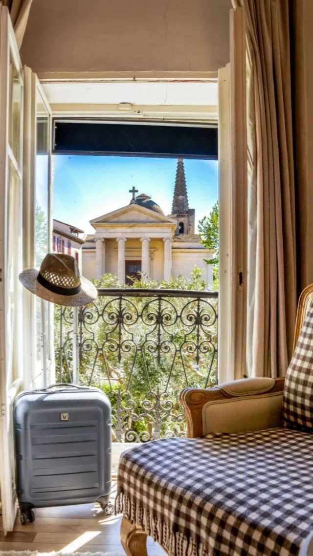Chambre N°5, chambre avec vue... le temps d'un rêve, d'une nuit, d'un week-end... 📷🌙🏛🐃🌻 Entre Camargue et Alpilles, laissez-vous surprendre par le charme unique du Gounod.
-
Room N°5, room with view... the time of a dream, of a night, of a weekend... 📷🌙🏛🐃🌻 Between Camargue and Alpilles, let yourself be surprised by the unique charm of Gounod.
-
-
Photos : @thierryteisseire | CM : @capsule_agence 
-
-
#hotelgounod #hoteldecharme #lesalpilles #saintremydeprovence #visitprovence #alpilleslovers #hotelenprovence #gounod #provence #alpillesenprovence #roominspiration #roomwithaview #beautifulplace #villagedefrance #destinationprovence #stremy #patrimoine #histoire