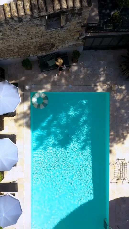 Fin de journée inspirante au Gounod 📷☀️💦 Inspiring end day at @hotelgounod.
-
-
-
Vidéo 🎥 @thierryteisseire | CM : @capsule_agence 

#hotelgounod #beautifuldestination #saintremydeprovence #lesalpilles #visitprovence #hoteldecharme #hotelenprovence #gounod #provence #hotelgounodstremy #dronefly #swimmingpooltime #lumieredusud #southoffrance #beautifulhotels #hotelprovence #dronemovie #filmmaking #poolside #chillvibes #elegance #readabook #lecture #chapeaudepaille #luxurylifestyle #provencelifestyle