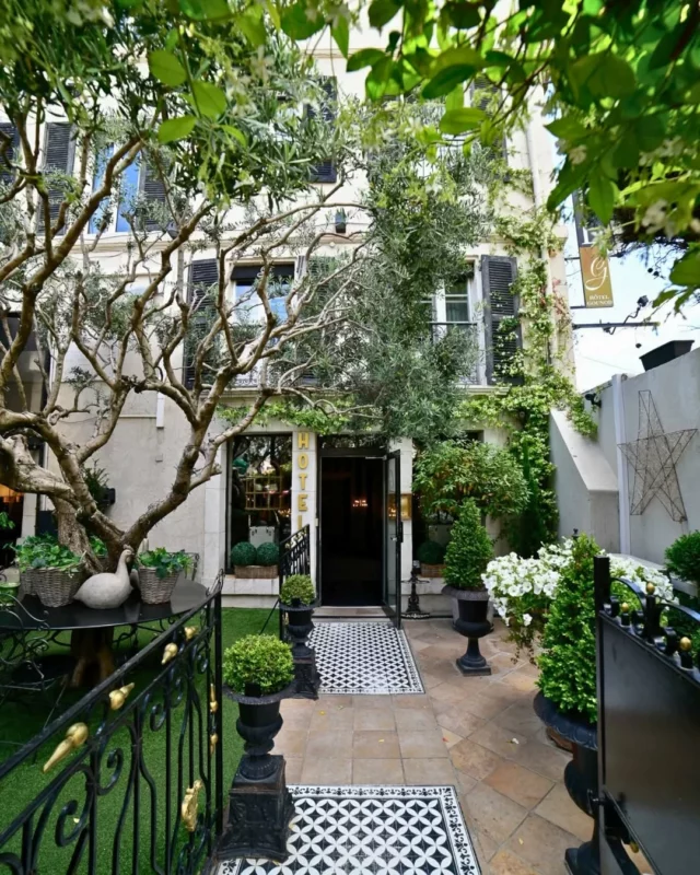 🛎🗝 Au Gounod nous cultivons le sens de l'accueil et l'originalité qui caracterise les lieux depuis le XVIIIe siècle. 🌿🍃 Verdoyante, l'entrée de l'hôtel se situe idéalement face à la Collégiale Saint-Martin, au coeur de Saint-Rémy-de-Provence, "petite capitale" des Alpilles. ⭐🏛 Un cadre enchanteur pour decouvrir le riche patrimoine de la ville ou bien se détendre sous le ciel bleu de Provence.

🛎🗝 At Le Gounod we cultivate the sense of welcome and the originality that has characterised the premises since the 18th century. 🌿🍃 The hotel's leafy entrance is ideally located opposite the Collégiale Saint-Martin, in the heart of Saint-Rémy-de-Provence, the "little capital" of the Alpilles. ⭐🏛 An enchanting setting for discovering the town's rich heritage or just relaxing under the blue skies of Provence.
-
-
Photos 📷 @thierryteisseire | CM :  @capsule_agence 
-
-
-
#saintremydeprovence #lesalpilles #hotelgounodsaintremydeprovence #hotelgounod #gounod #hotelenprovence #hoteldecharme #histoire #patrimoine #welcomeinprovence #visitprovence #alpillesenprovence #alpilleslovers #fredericmistral #roumanille #gleizes #cultureprovencale #beautifuldestination #heritage #historicplace #stremy