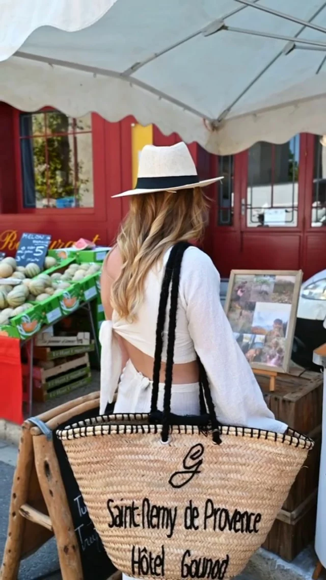 #Marketday à St Rémy, saveurs, senteurs, couleurs... 🍎🌈🌿 Enjoy Provence flavours, scents, colors...
-
-
-
Vidéo @thierryteisseire | CM : @capsule_agence 
-

#provencalmarket #producteurslocaux #authenticproducts #enjoyprovence #hotelgounod #lesalpilles  #saintrémydeprovence #summerinprovence #familytime #visitprovence #hotelenprovence #alpillesenprovence #alpilles #alpilleslovers #Stremy #marchedeproducteurs #marché