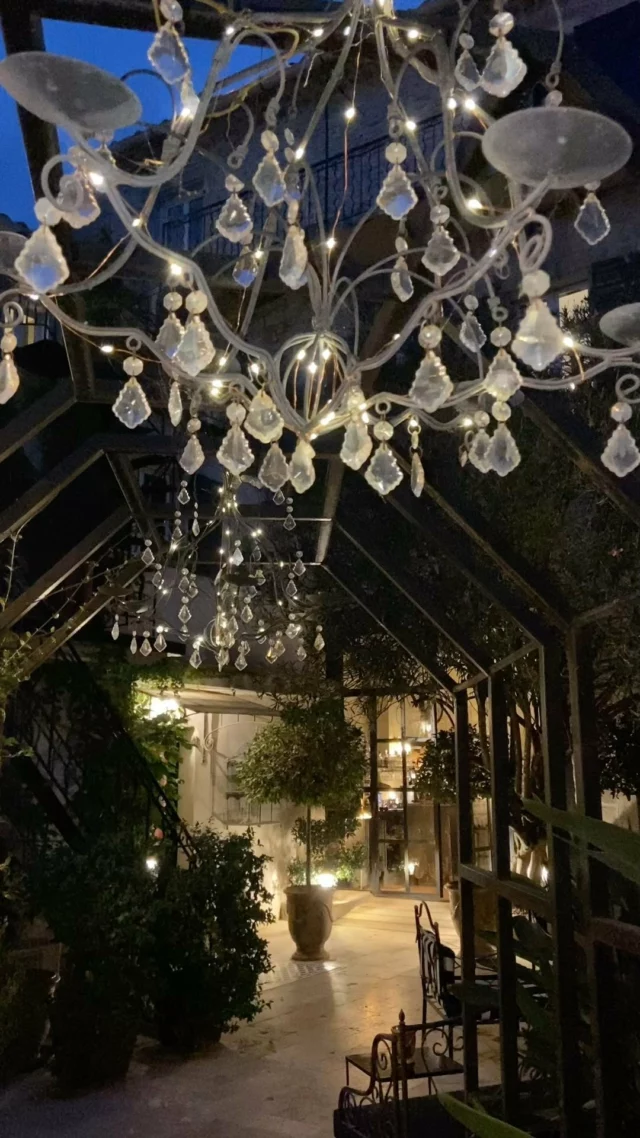Evening lights au Gounod ⭐️⭐️⭐️ 

#hotelgounod #hotelprovence #saintremydeprovence #evening #lighting #nightlights