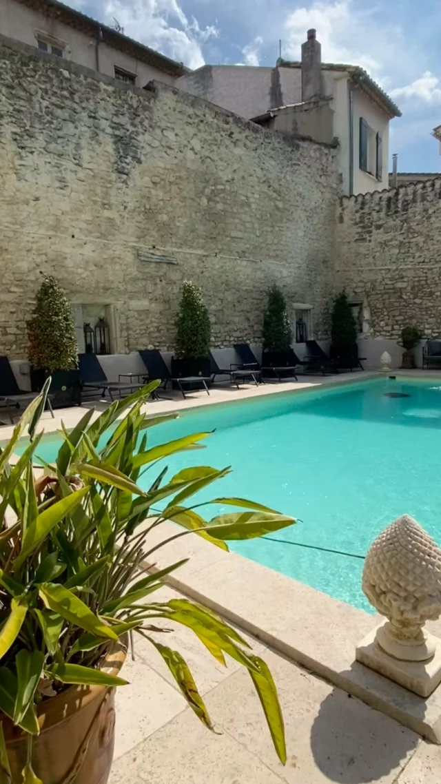 Et si vous décidiez de prolonger encore un peu l’été en vous arrêtant chez nous …?
#hotelgounod #hotelgounodsaintremydeprovence #hotelprovence #confidentlybeautiful #saintremydeprovence