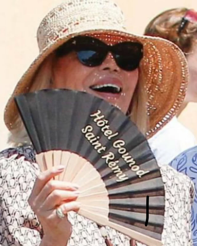 So chic et toujours glamour , @amanda.lear sur le port de Saint Tropez 
Merci chère Amanda 🪭 

#hotelgounod #sainttropez #glamour #amandalear #summer #merci